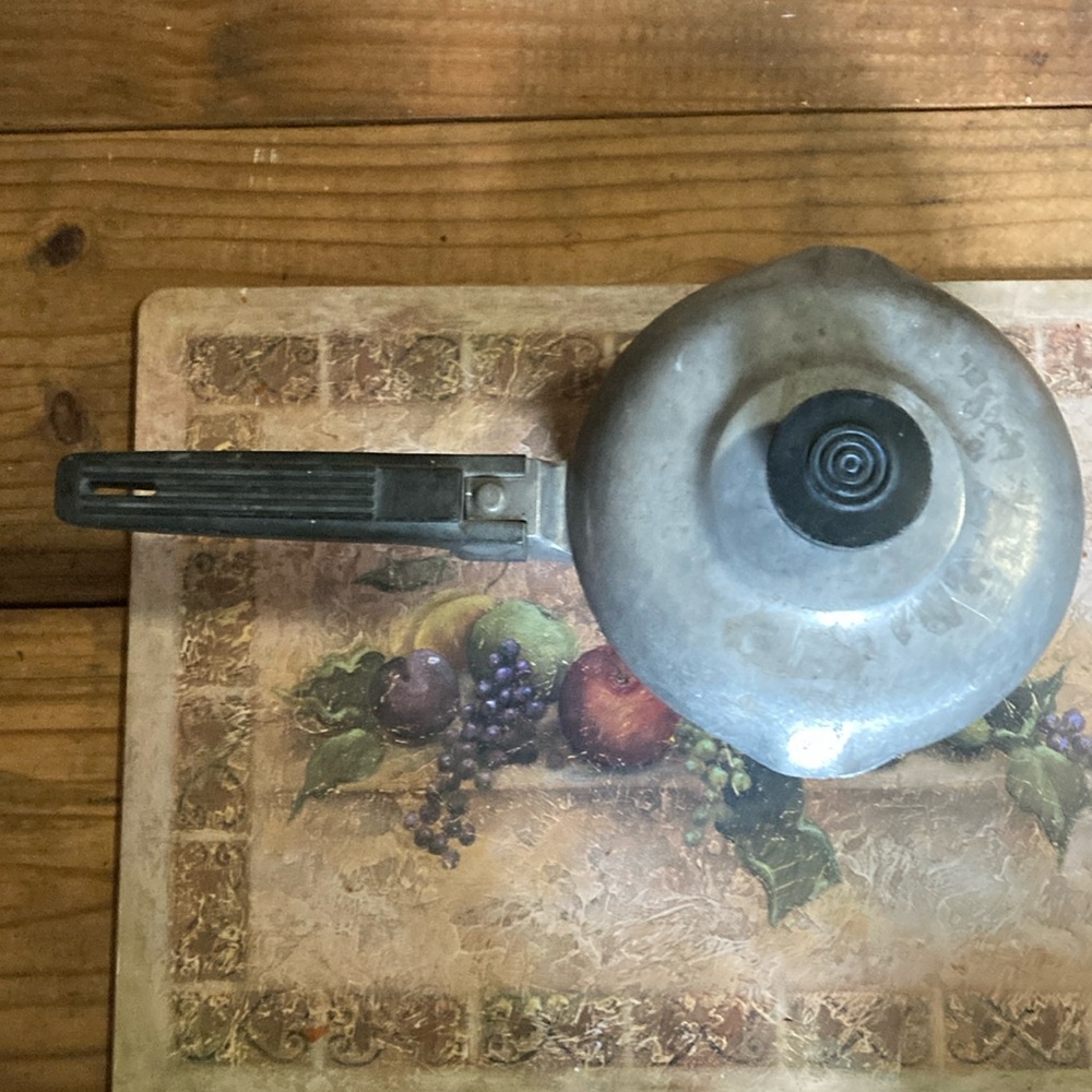 Vintage magnalite 1 quart pot with lid spout